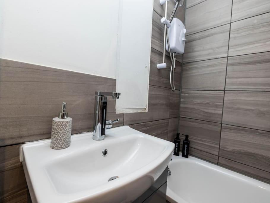 1 Bedroom-Sofabed-Worktable-4-Wifi-Parking Лондон Екстер'єр фото